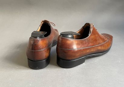null BERLUTI

Pair of brown leather richelieu shoes, the end adorned with a perforated...