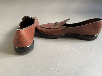 null BELGIUM SHOES

Pair of brown leather moccasins with black piping and bow.

Size...