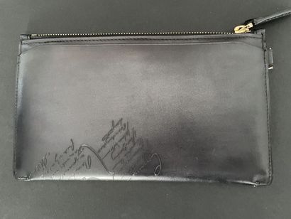 null BERLUTI

Pochette en cuir lisse noir, fermeture zippée, anse. 

Bon état.