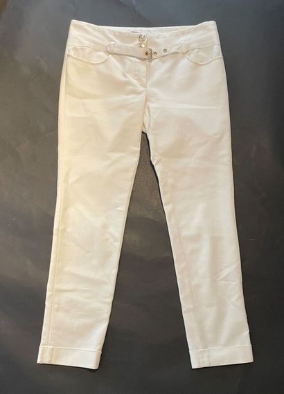 null Roberto CAVALLI 

Lot comprenant un pantalon en coton blanc 

et un twin set...