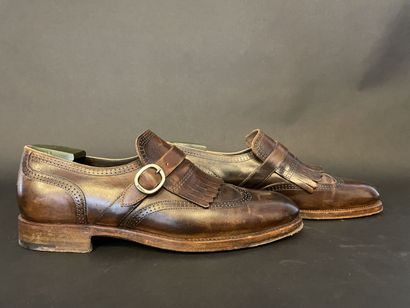 null BERLUTI

Pair of brown leather derby shoes, simple buckle, bangs. 

Size 8,...