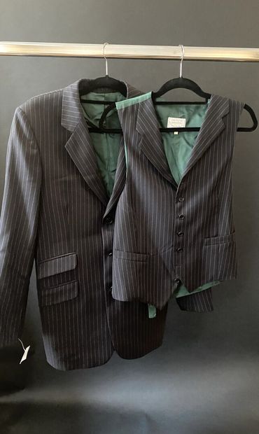 null John PRESTON

Suit including a navy blue woolen jacket with tennis stripes,...