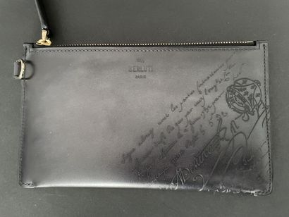 null BERLUTI

Black smooth leather clutch, zip closure, handle. 

Good condition...