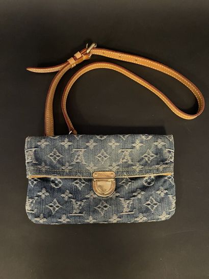 null Louis VUITTON circa 2006 

Monogrammed denim and natural leather clutch, removable...