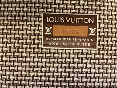 null LOUIS VUITTON Avenue Marceau n°915693 

Boîte à chapeau en toile monogramme...