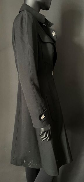 null Thierry MUGLER 

Manteau en draps de laine noir, petit col, boutonnage asymétrique...