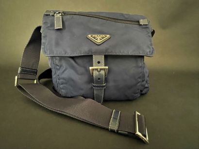 null PRADA

Navy blue nylon shoulder bag, adjustable shoulder strap, flap, pockets....