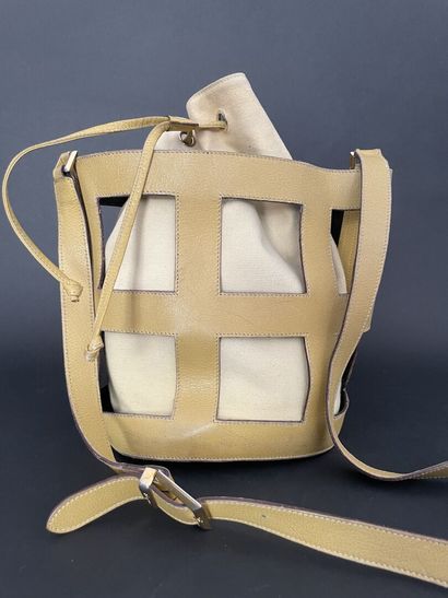 null Salvatore FERRAGAMO 

Mustard leather basket bag, adjustable shoulder strap,...