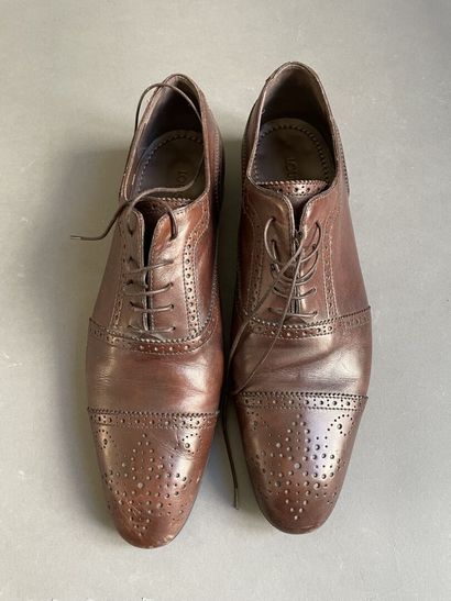 null Louis VUITTON

Pair of brown leather richelieu shoes with perforated patterns.

Size...