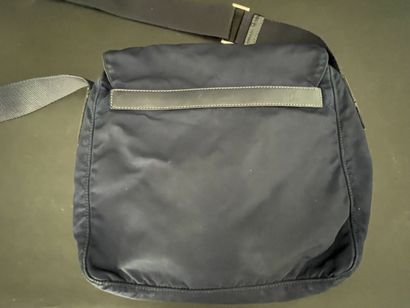 null PRADA

Navy blue nylon shoulder bag, adjustable shoulder strap, flap, pockets....