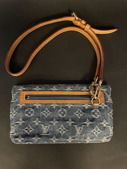 null Louis VUITTON circa 2006 

Monogrammed denim and natural leather clutch, removable...