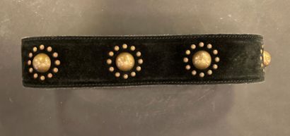 null ALAÏA 

Black suede belt embellished with brushed gold metal motifs, 

size...
