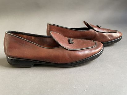 null BELGIUM SHOES

Pair of brown leather moccasins with black piping and bow.

Size...