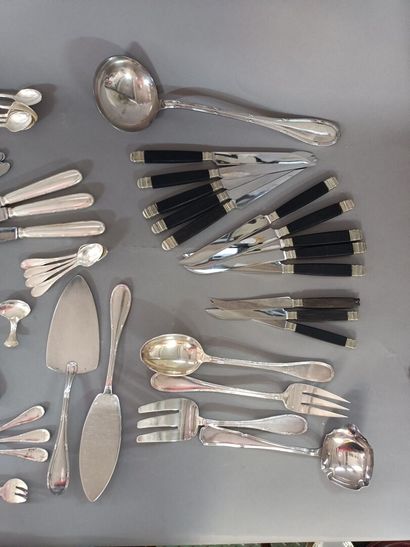 null Lot of cutlery, ladle, all in silver plated metal.



We join :

A.PETER Cutlery...