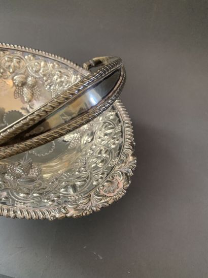 null 
Cup on foot in silver embossed with fruit decoration.




9 x 33 x 22 cm




Weight...