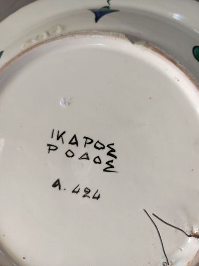 null Deux plats en faïence émaillée. Dans le goût d'Iznik. Inscription en grec au...