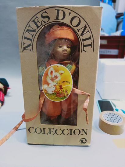 null 
Trois poupées : 




Une poupée de marque NINES D'ONIL en celluloïd : 40 cm.




Avec...
