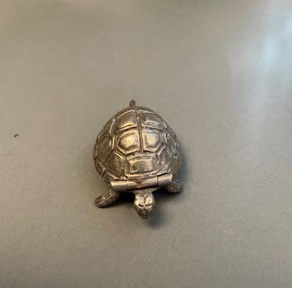 null Petite tortue formant pilulier en argent 800°/°°

1,5 x 4 x 2 cm