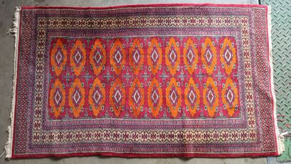 null 
Lot de huit tapis en laine à motifs divers. 




Usures. 




175 x 126 cm




152...