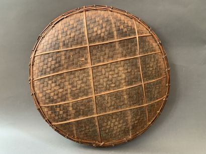 null 
Chapeau peul africain et plateau tressé. 


D : 38 cm
D : 64 cm
