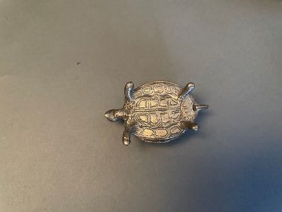 null Small silver pillbox turtle 800°/°°°.

1,5 x 4 x 2 cm