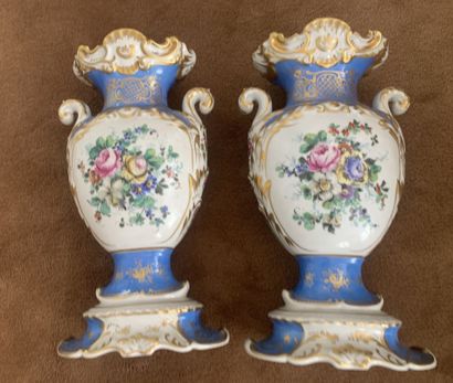 null 
Pair of baluster vases with a flattened body decorated with flowers. 




Paris,...