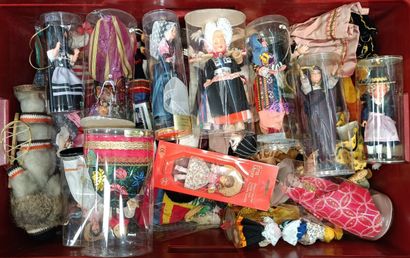 null 
Very strong lot of various traditional folk dolls. 




Some in their boxes....