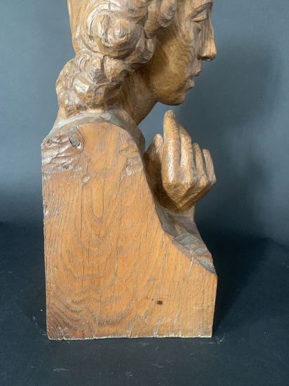 null Buste d'homme les mains jointes "Molière" en bois sculpté monoxyle, signé à...