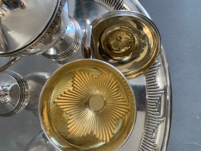 null 
Service à thé et café en métal argenté, l'intérieur doré à décor de godrons...