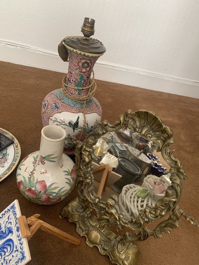 null Strong lot of trinkets including porcelain, decorative elements, glassware,...