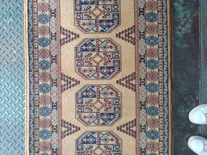 null 
Lot of mechanical wool carpets with various designs. 




Wear. 




180 x...