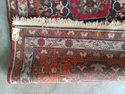null 
Lot de huit tapis en laine à motifs divers. 




Usures. 




175 x 126 cm




152...