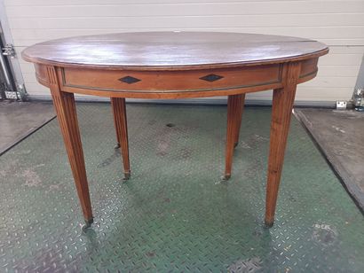 null Mahogany oval dining room table, fluted legs on casters. 

Louis XVI style.

74...