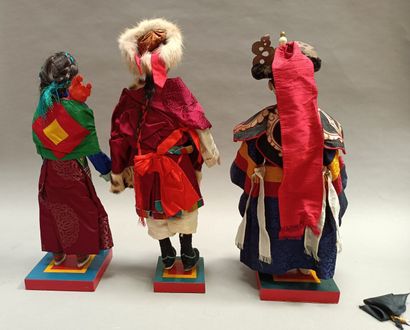 null 
Six poupées tibétaines en argile et papier en tenue traditionnelle. 




Avec...