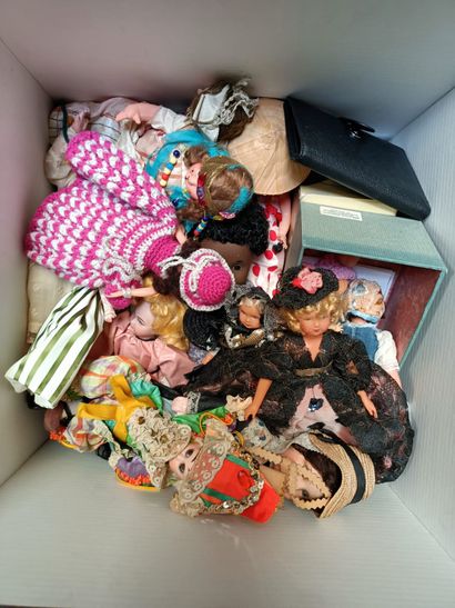 Strong lot of various small dolls.
