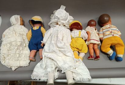 null Six poupées en celluloïd, bouche fermée dont deux poupées "SNF France" et deux...