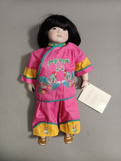 null 
Two Asian dolls :




JUDOKA PETIT COLIN : 24 cm.




With certificate. 




DOLLS...