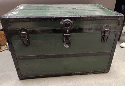 null 
Wooden chest and coated fabric with floral decoration.




Accidents and missing...