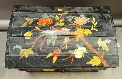 null 
Wooden chest and coated fabric with floral decoration.




Accidents and missing...