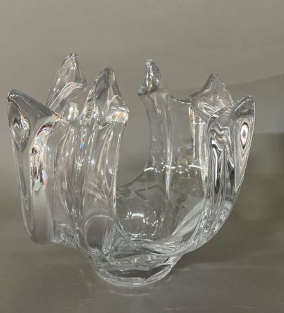 null 
Coupe en cristal moulé à quatre pans de forme mouvementée.




H : 25 cm
