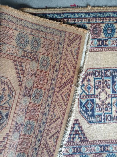 null 
Lot de tapis mécaniques en laine à divers motifs. 




Usures. 




180 x 130...