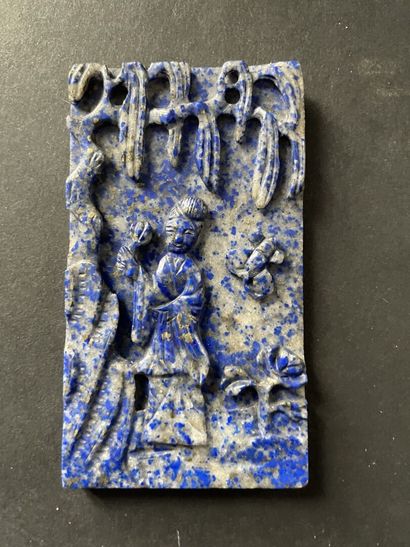 null 
Petit écran en lapis lazuli sculpté sur une face d'un personnage féminin tenant...