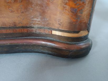 null Walnut burr veneer box with a moving shape. 

19th century.

With key. 

Accidents....