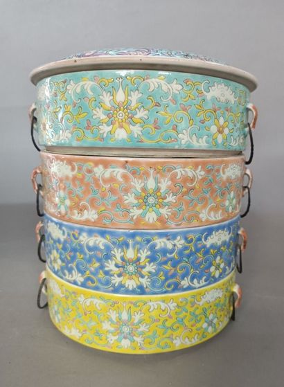 null 
Picnic box in polychrome enamelled porcelain with flowers. 




China early...