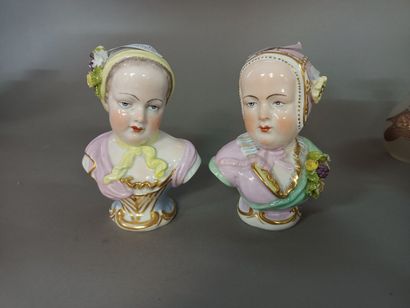 null Deux bustes de fillettes en porcelaine dans le goût de la Saxe.

Accidents.

H...