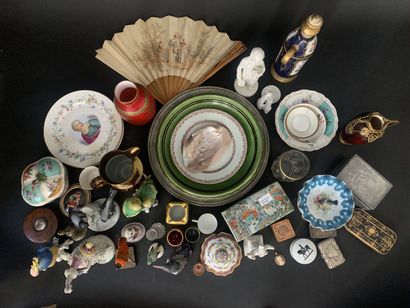 null 
Lot of ceramic trinkets including sugar bowl, cutlery, statuettes, plates,...