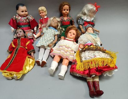 
Lot de poupées diverses. 




La plus grande...