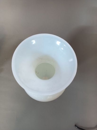 null Vase en verre opalin blanc. 

XIXème siècle.

H : 34 cm