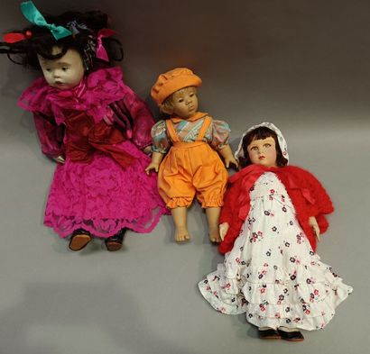 
Trois poupées : 




Une poupée de marque...