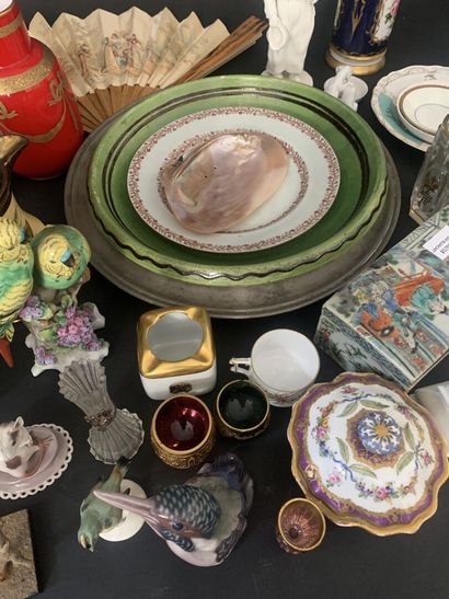 null 
Lot of ceramic trinkets including sugar bowl, cutlery, statuettes, plates,...